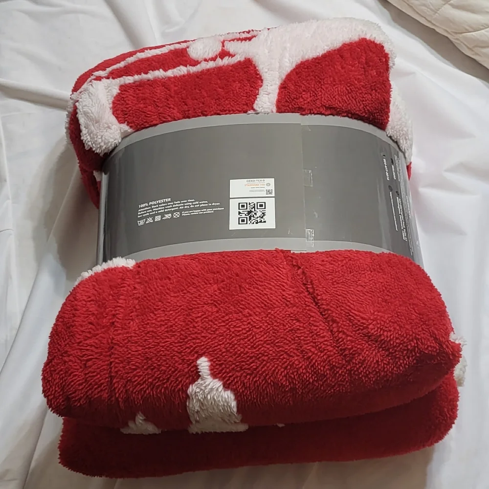 Malinad Red NIP Christmas Santa Clause & Reindeers Fleece/Sherpa Throw Blanket